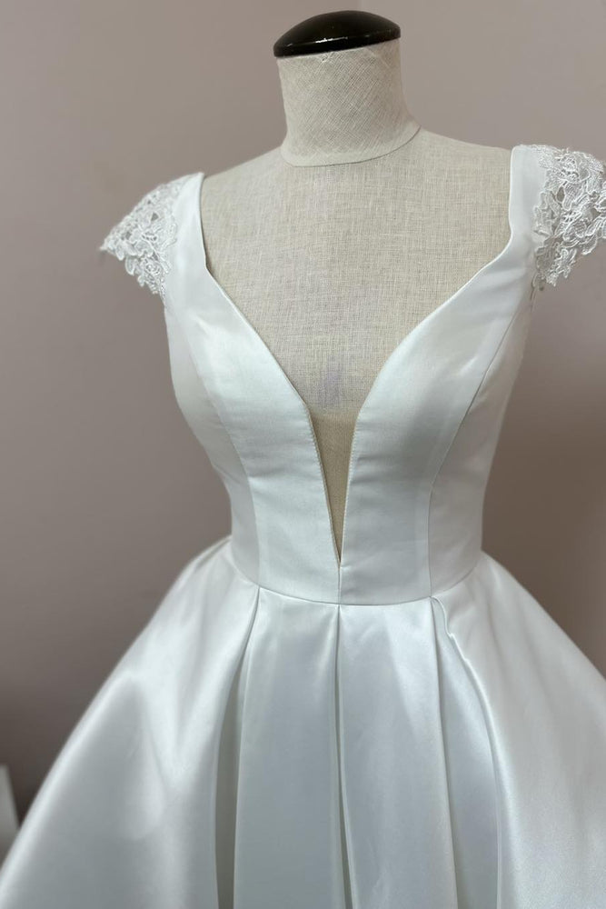 
                      
                        Cap Sleeves White Appliques Wedding Dress
                      
                    