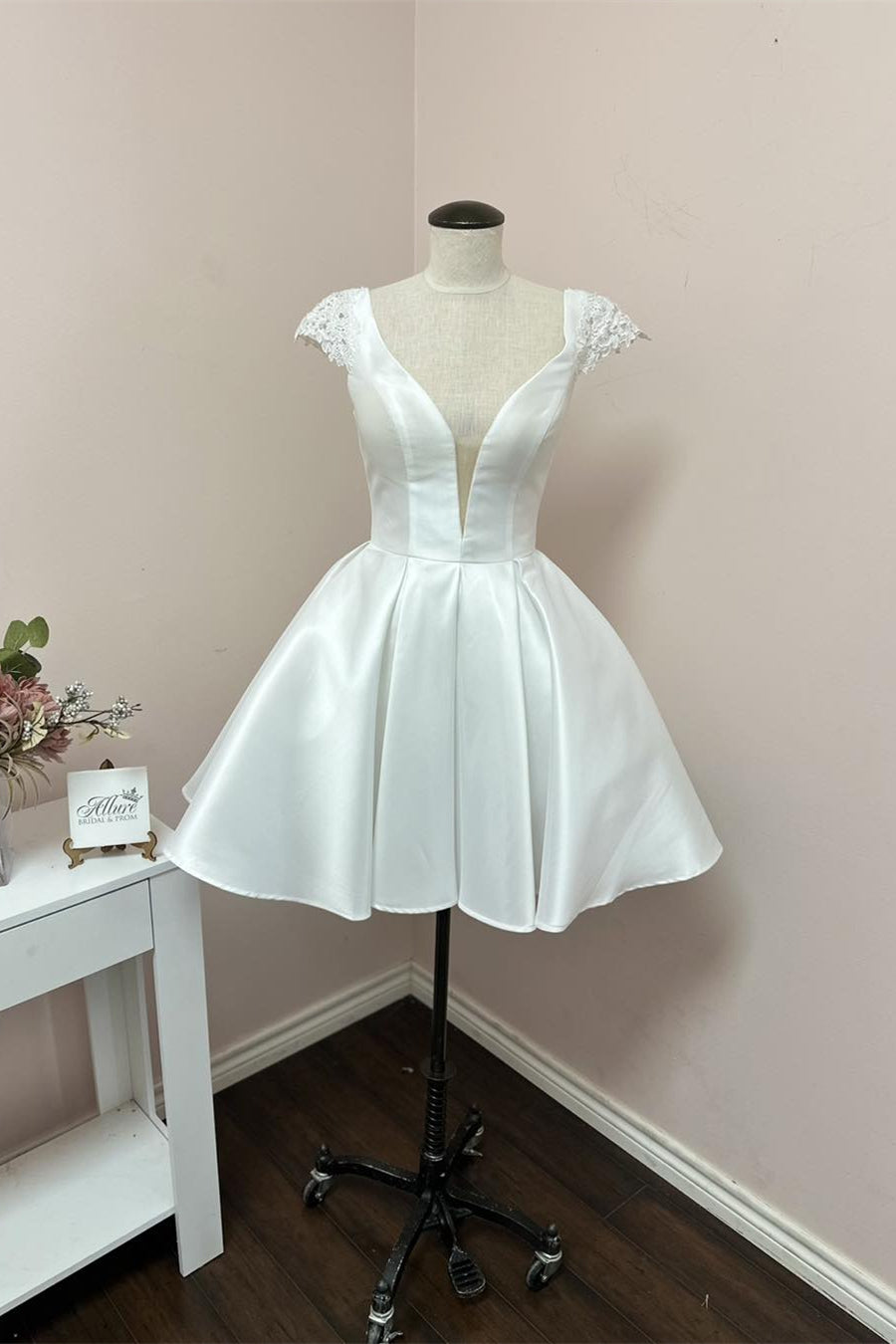 Cap Sleeves White Appliques Wedding Dress