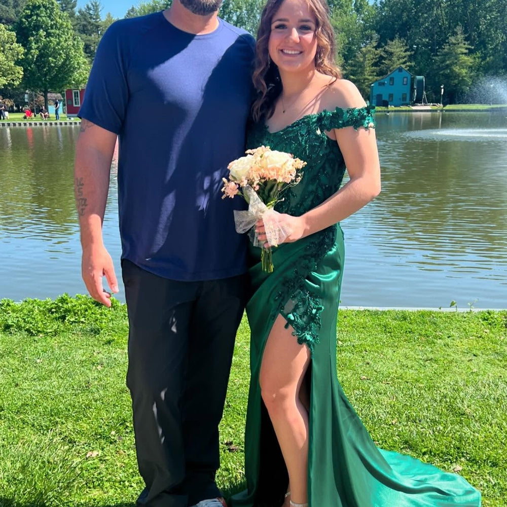 
                      
                        Off the Shoulder Emerald Green Appliques Long Dress
                      
                    