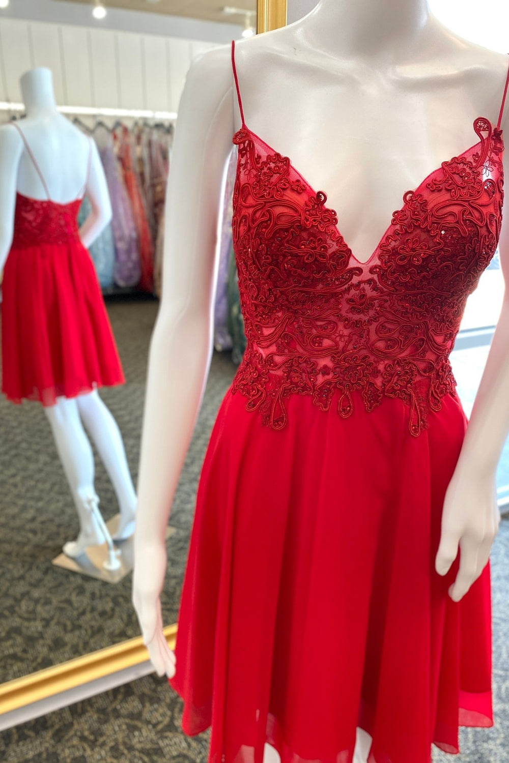 Red Lace Appliques Short Homecoming Dress