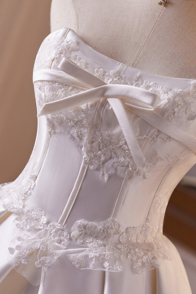 
                      
                        Strapless White Bow Front Appliques A-line Short Dress
                      
                    