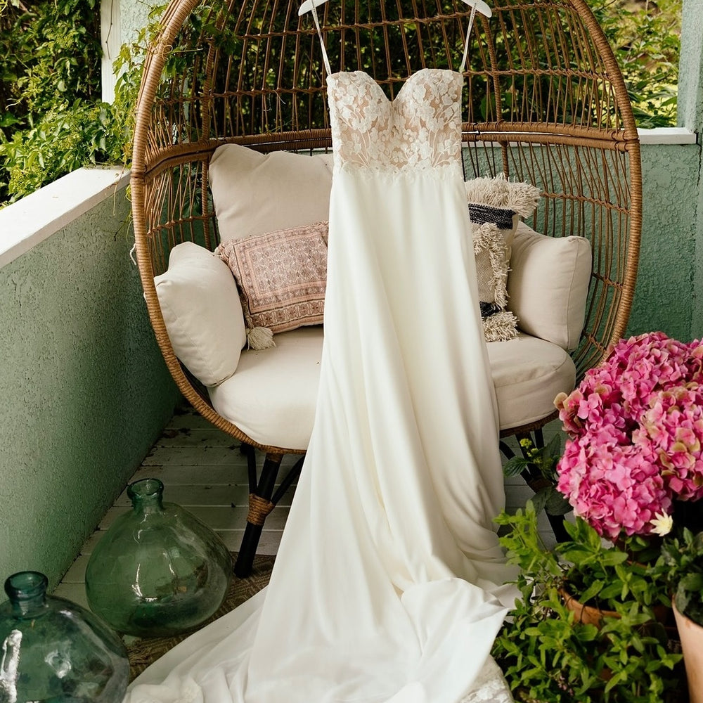 
                      
                        Strapless Ivory Appliques Button Back Wedding Dress
                      
                    