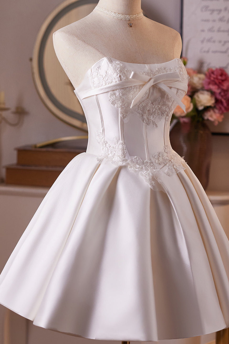 Strapless White Bow Front Appliques A-line Short Dress