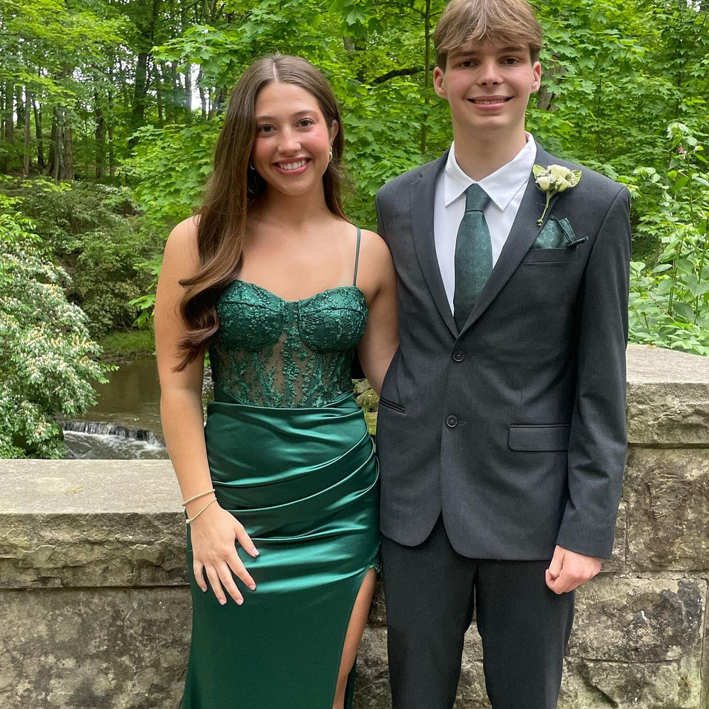 
                      
                        Straps Emerald Green Lace Mermaid Long Dress with Slit
                      
                    