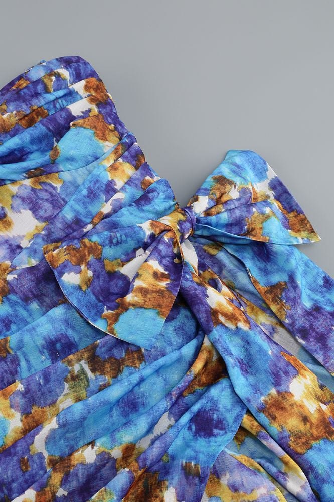 
                      
                        V-neck Blue Floral Print Romper with Streamer
                      
                    
