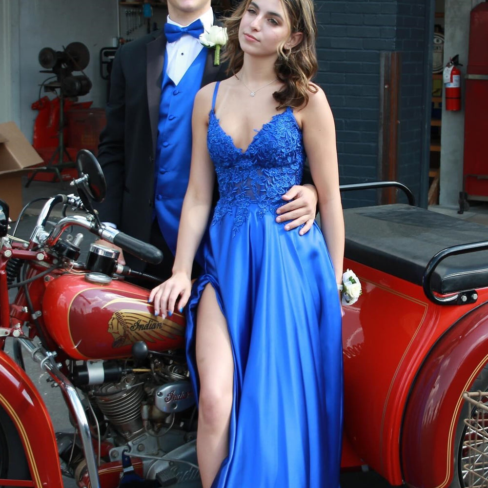 
                      
                        Emerald Green Appliques Satin Long Formal Dress
                      
                    